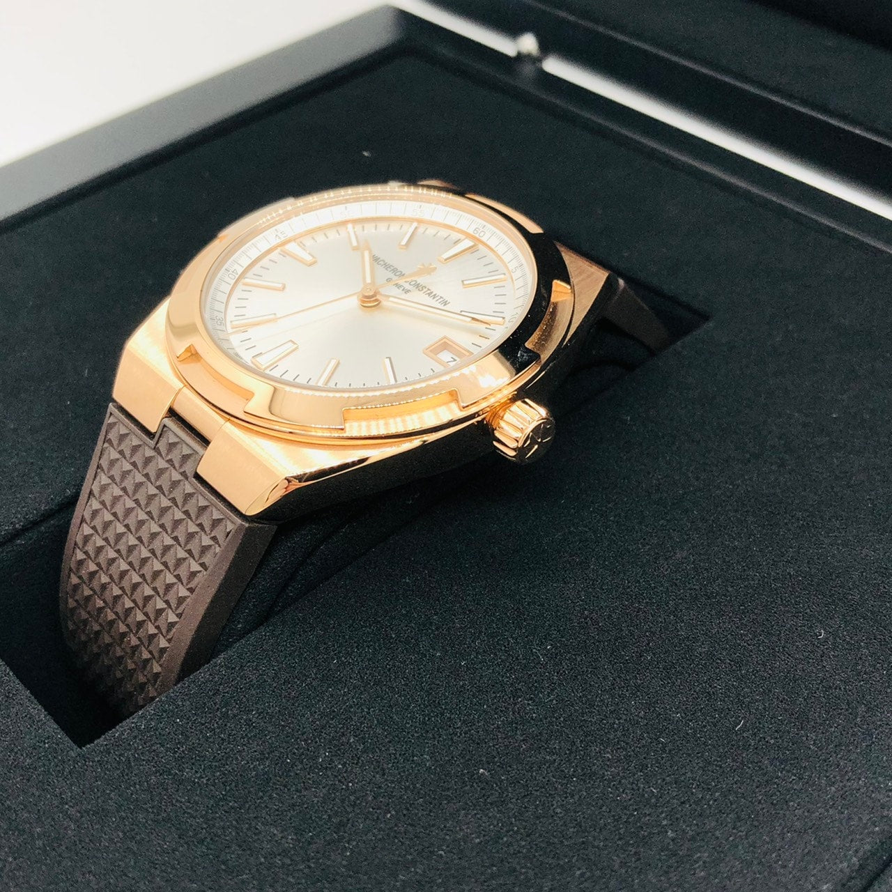 Pre-Owned Vacheron Constantin Overseas Automatic 4500V/000R-B127