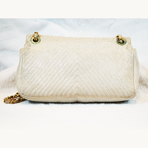 Pre-Owned Chanel Chevron V-stitched Chain Shoulder Bag A92087