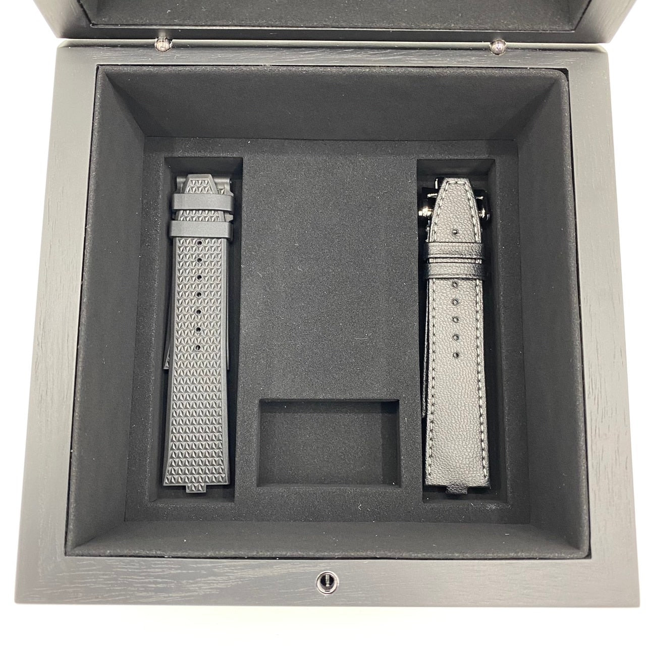 Pre-Owned Vacheron Constantin Overseas 5500V/110A-B686 Silver 42.5mm