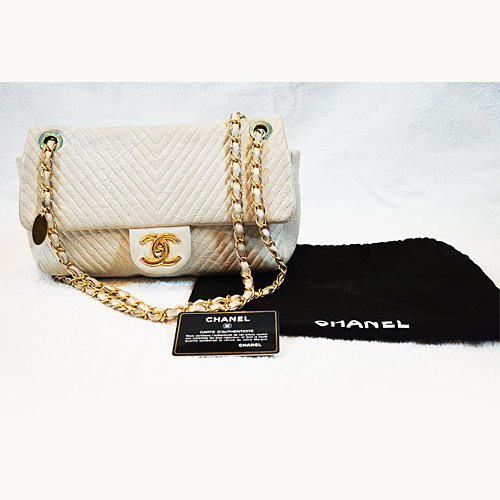 Pre-Owned Chanel Chevron V-stitched Chain Shoulder Bag A92087