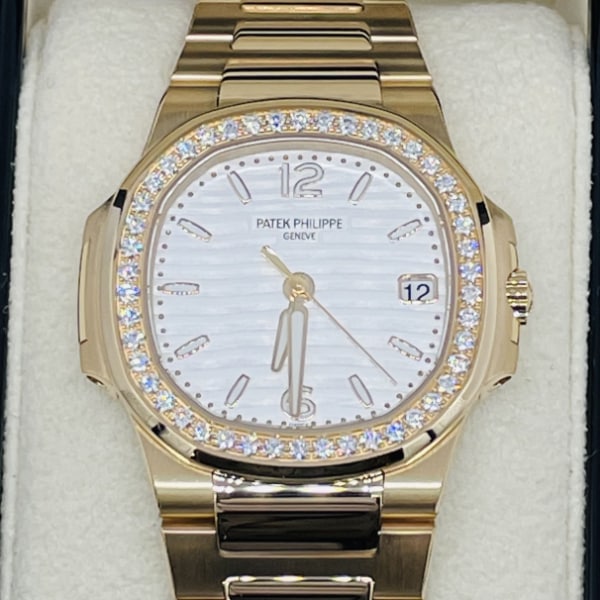 사전 소유의 Patek Philippe Nautilus 7010/1R-011 2022 Gallery New