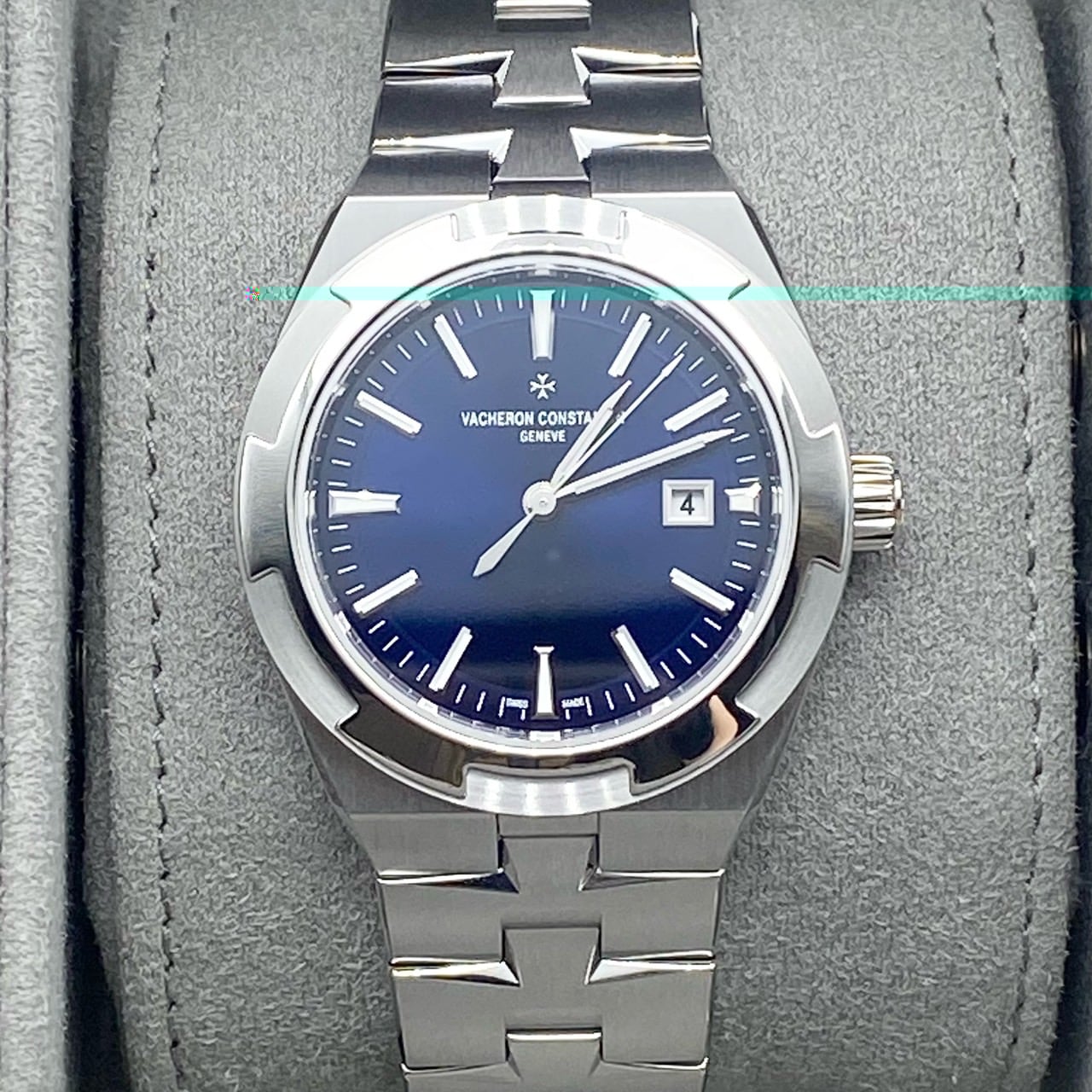 Pre-Owned Vacheron Constantin Overseas Automatic 4600V/200A-B980 34.5mm