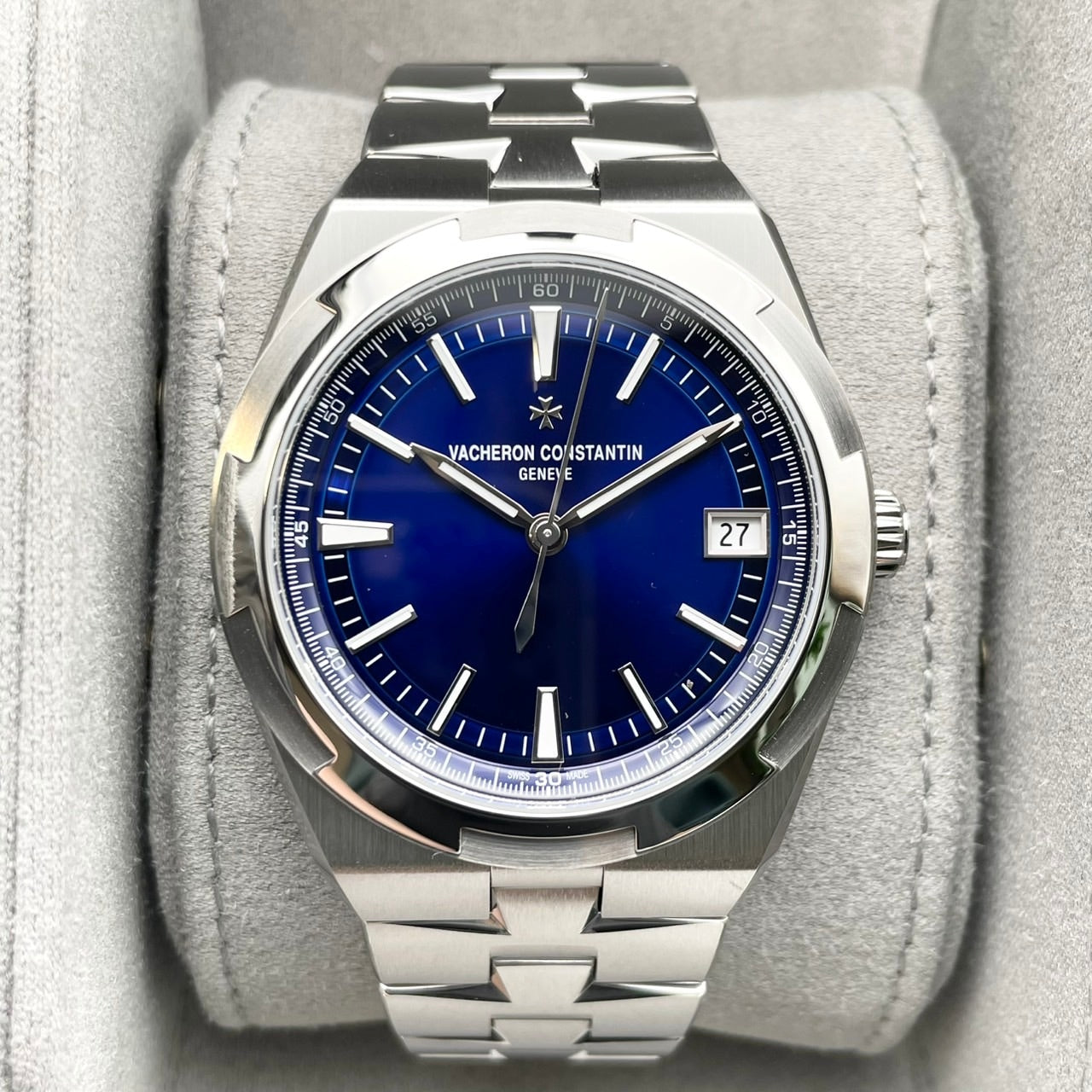 Pre-Owned Vacheron Constantin Overseas 4520V/210A-B128 Stainless Steel Blue 41mm
