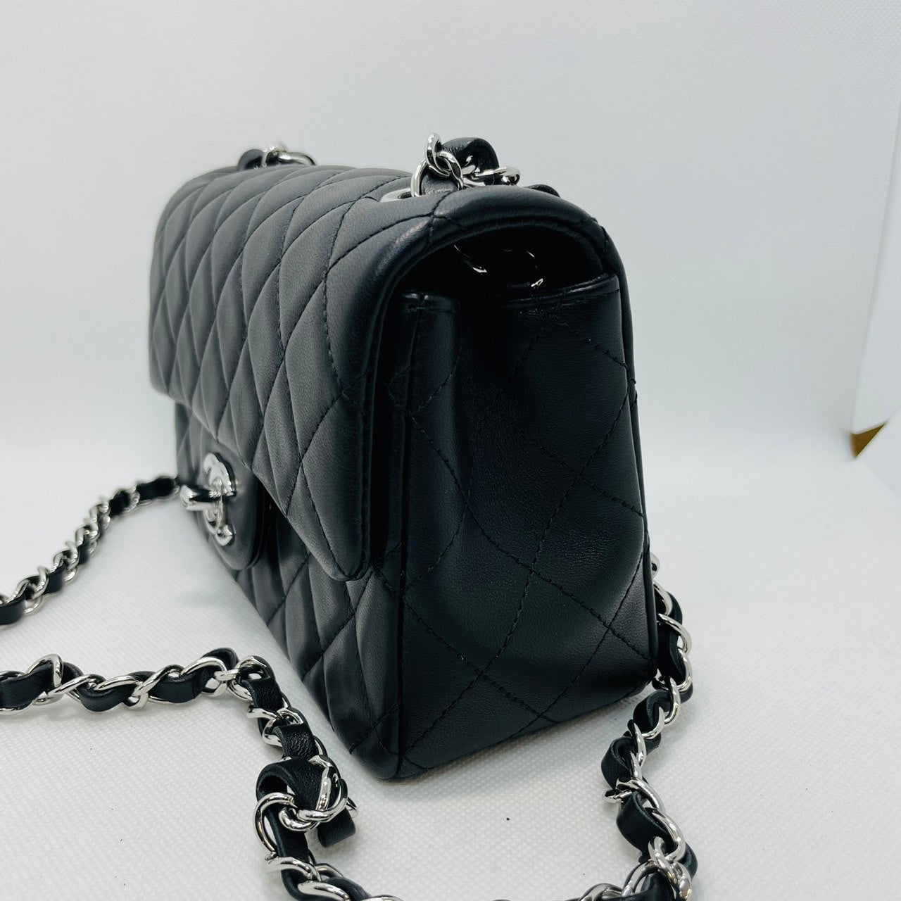 Pre-Owned Chanel Minimatelasse A69900 Black Lambskin Silver Hardware