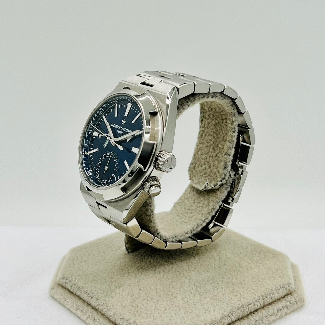 Pre-Owned Vacheron Constantin Overseas 7900V/110A-B334