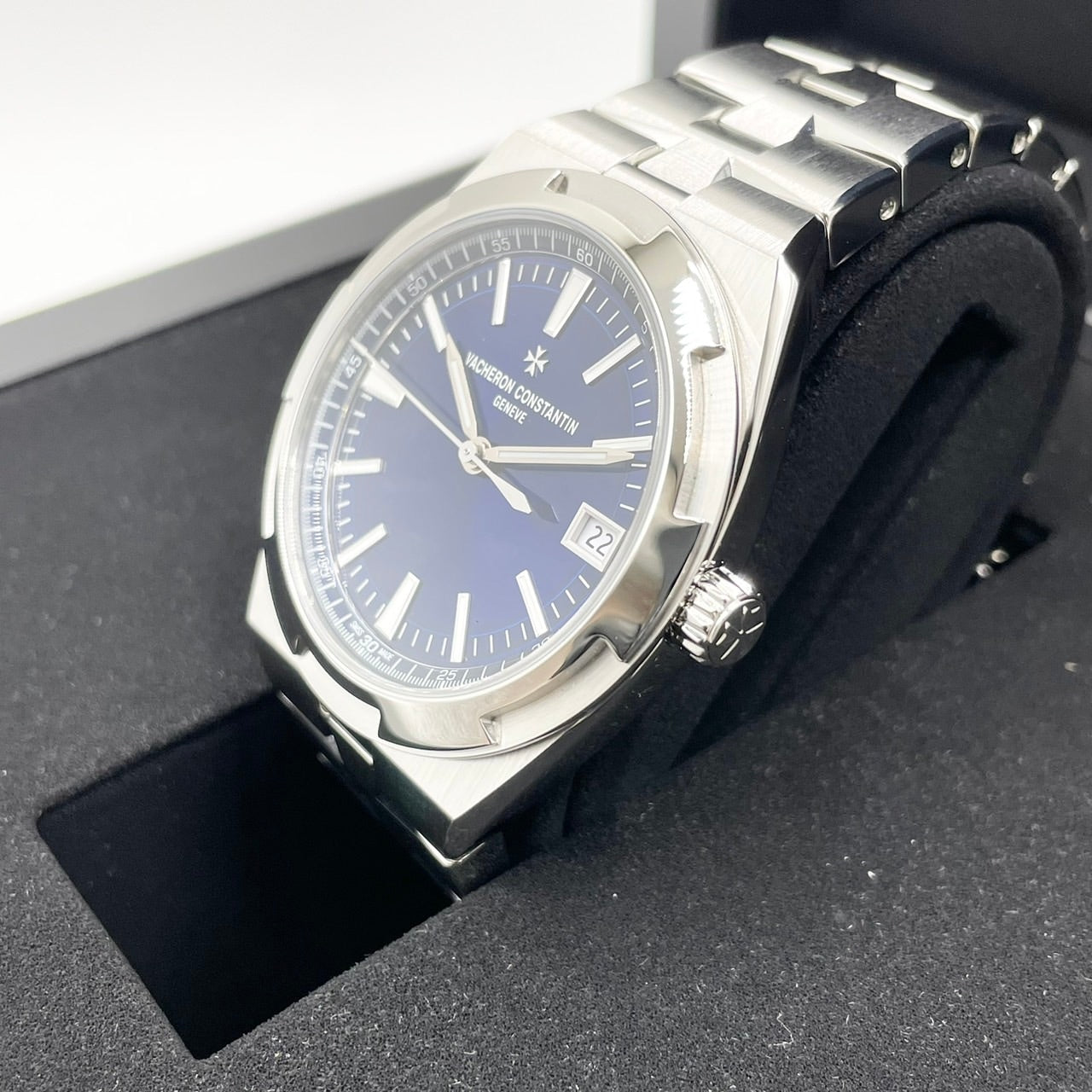 Pre-Owned Vacheron Constantin Overseas 4520V/210A-B128 Stainless Steel Blue 41mm