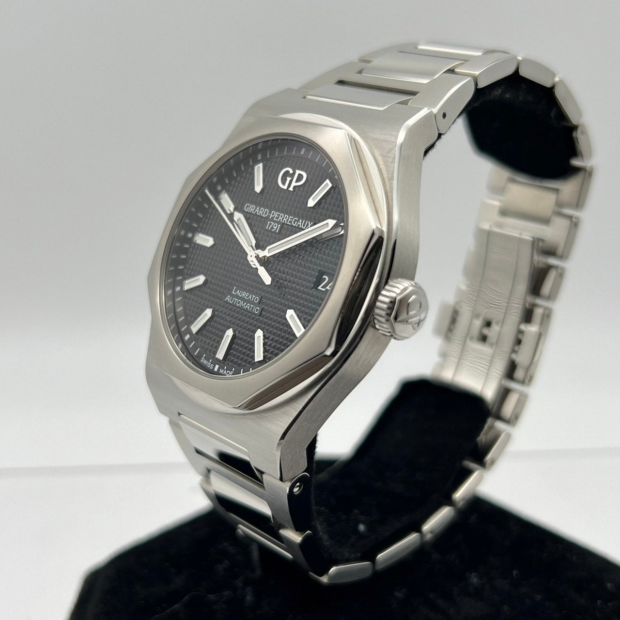 二手Girard Perregaux Lorraart Black 81010-11-634-11a 42mm