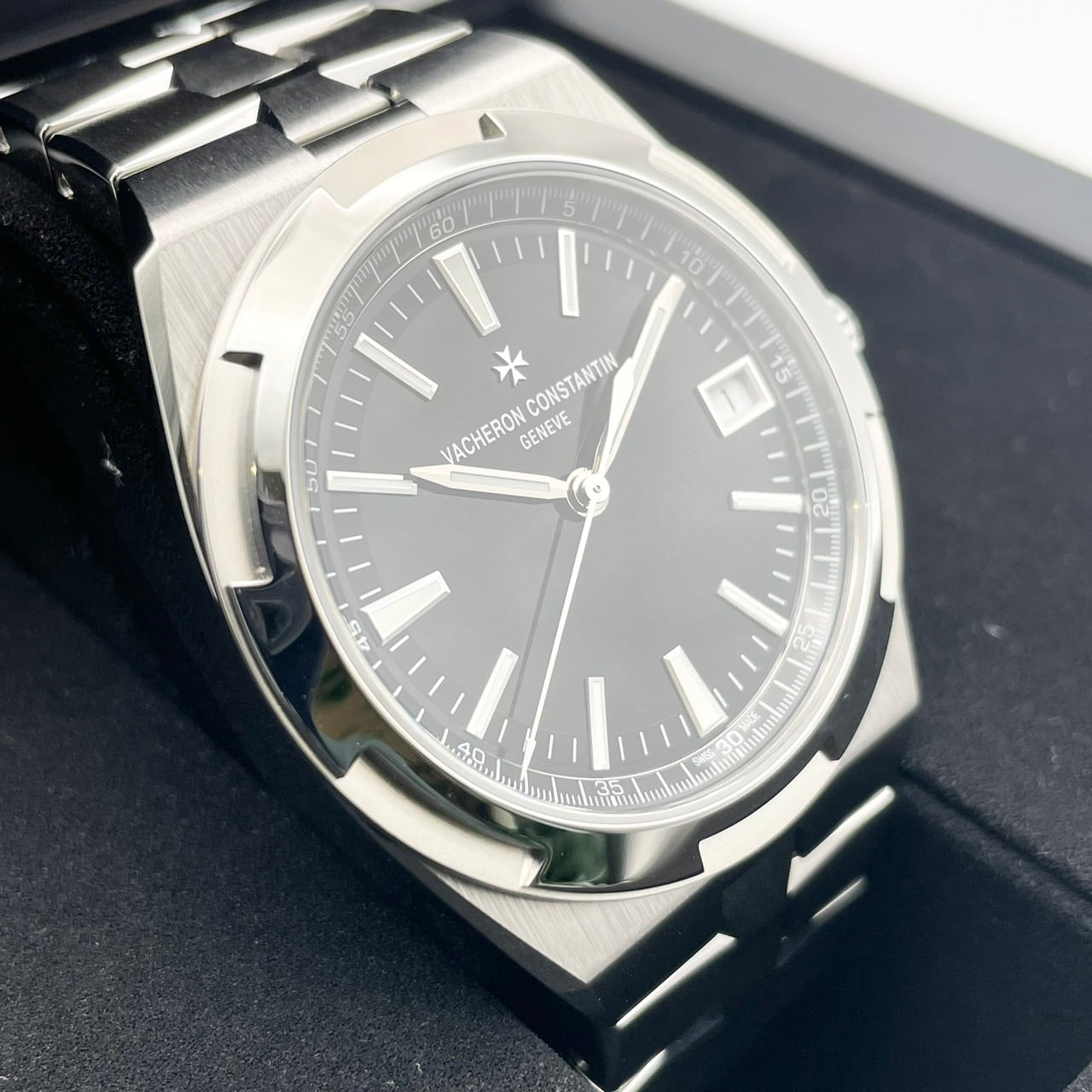 Pre-Owned Vacheron Constantin Overseas 4520V/210A-B483 Stainless Steel Black 41mm