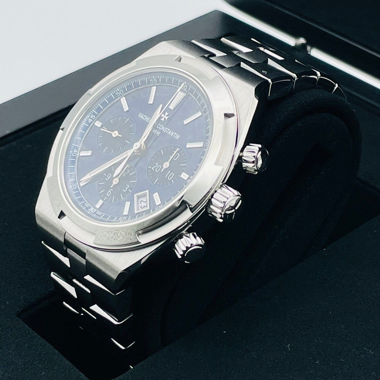 Vacheron Constantin은 크로노 그래프 5520V/210A-B148 42.5mm를 과시합니다