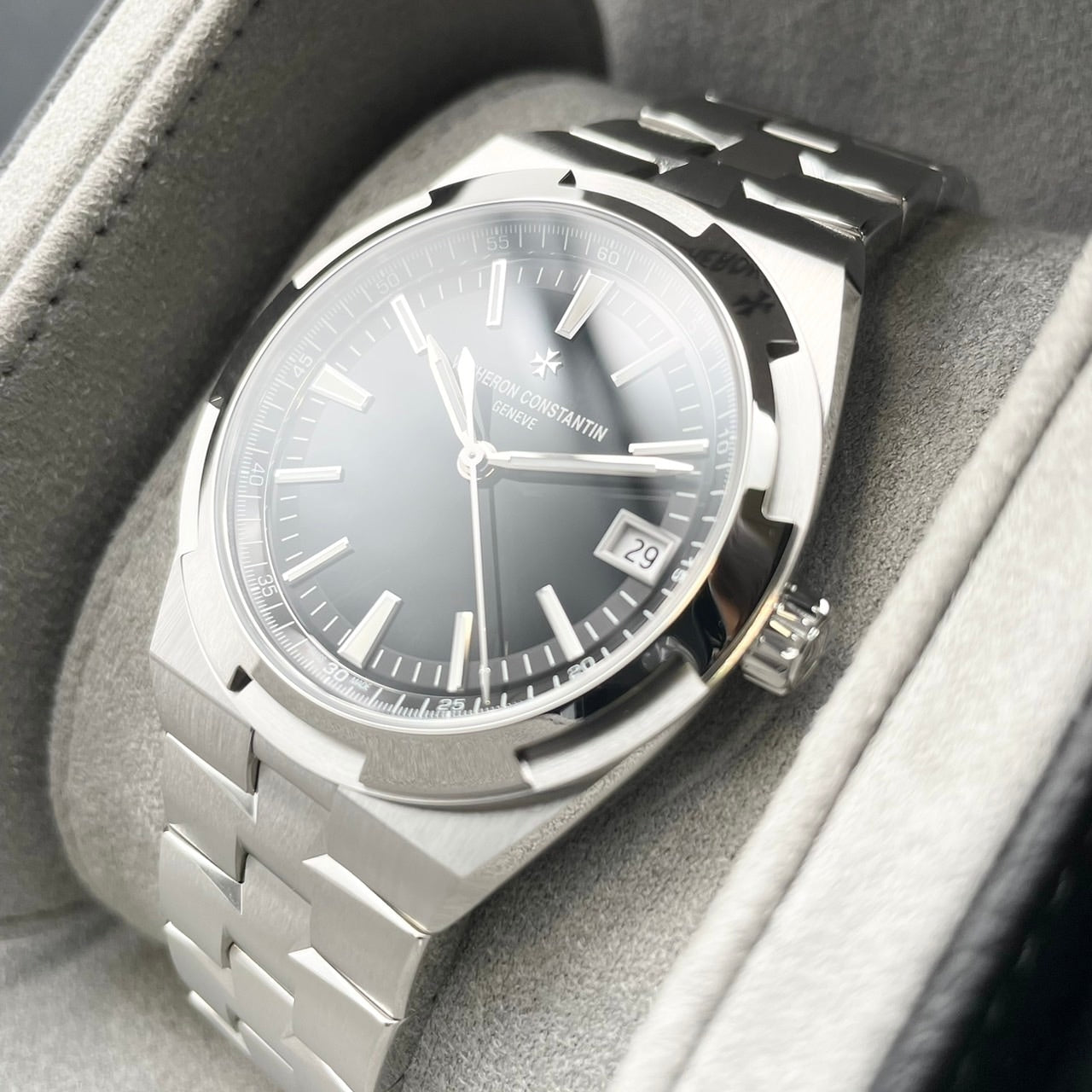 Pre-Owned Vacheron Constantin Overseas 4520V/210A-B483 Stainless Steel Black 41mm