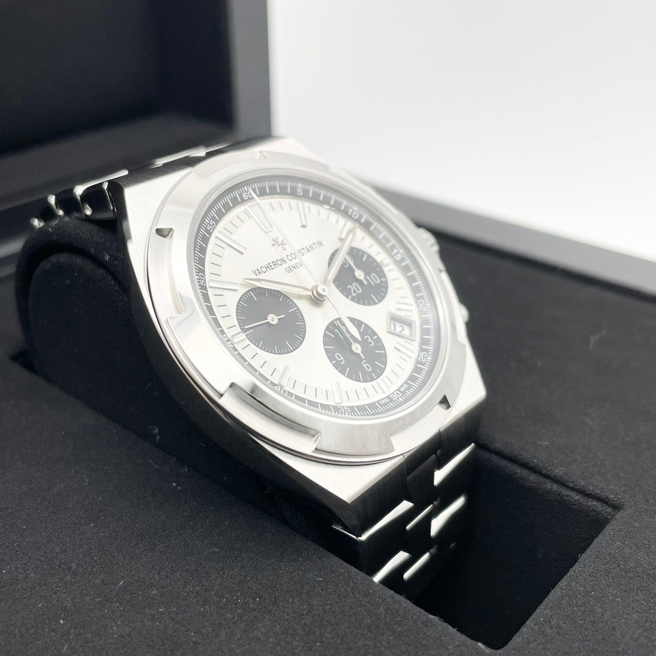 Pre-Owned Vacheron Constantin Oversy's Chronograph 5520V/210A-B686 Silver Tone Lacquer 42.5mm