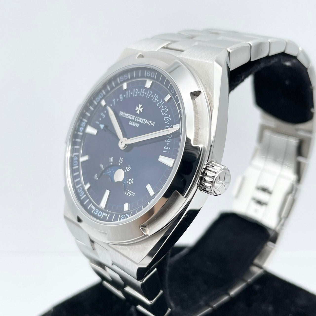 Vacheron Constantin Overseas 4000V/210A-B911 Blue Moon Phase Retrograde Date 41mm
