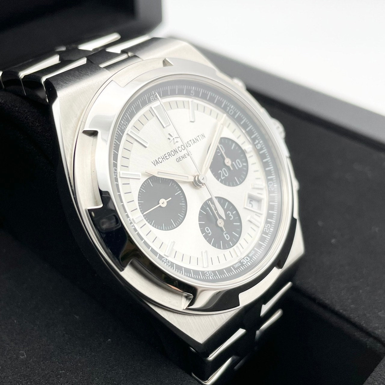 Pre-Owned Vacheron Constantin Overseas 5500V/110A-B686 Silver 42.5mm