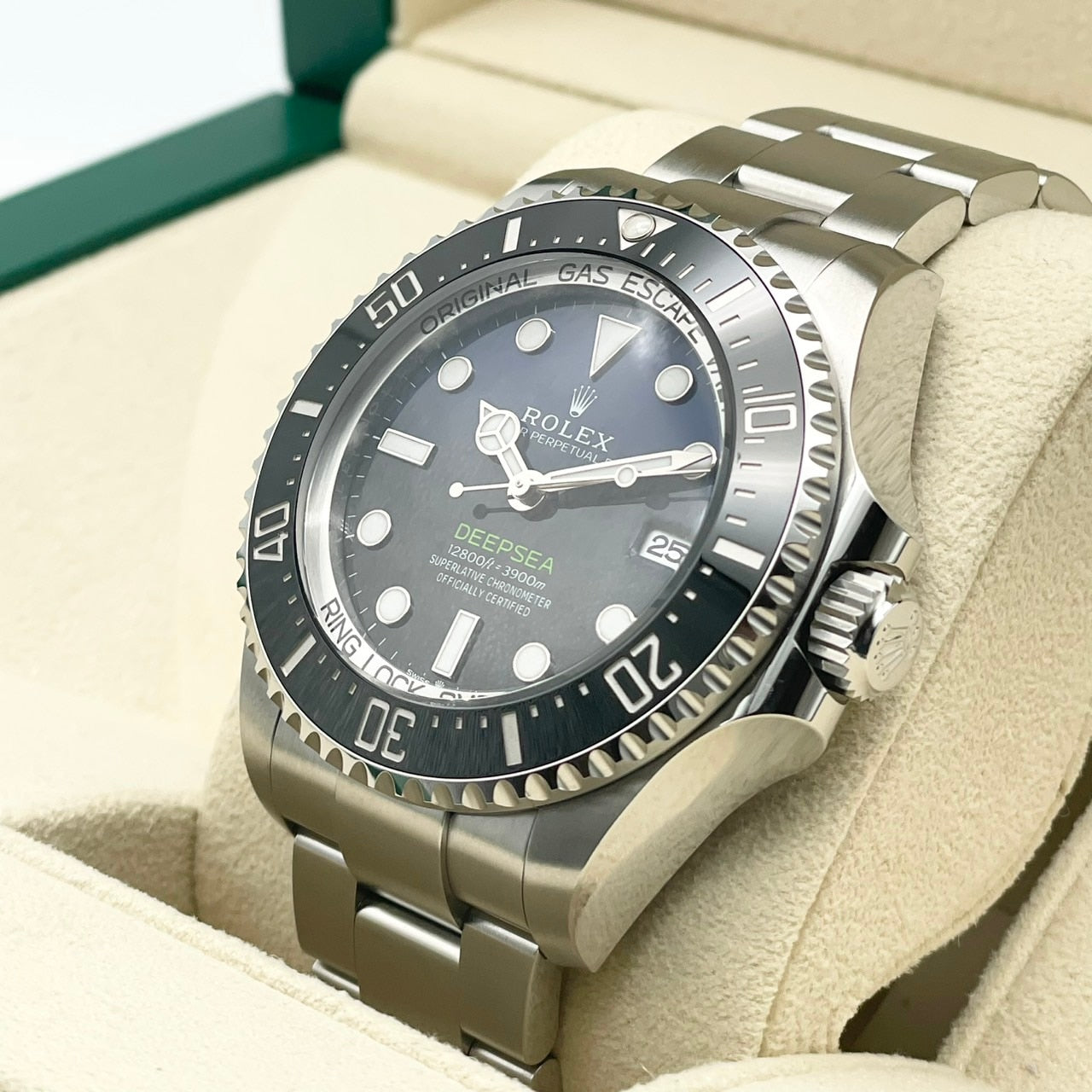 プレオウンド ロレックス ディープシー 136660 Dブルー オイスターブレスレット 44mm