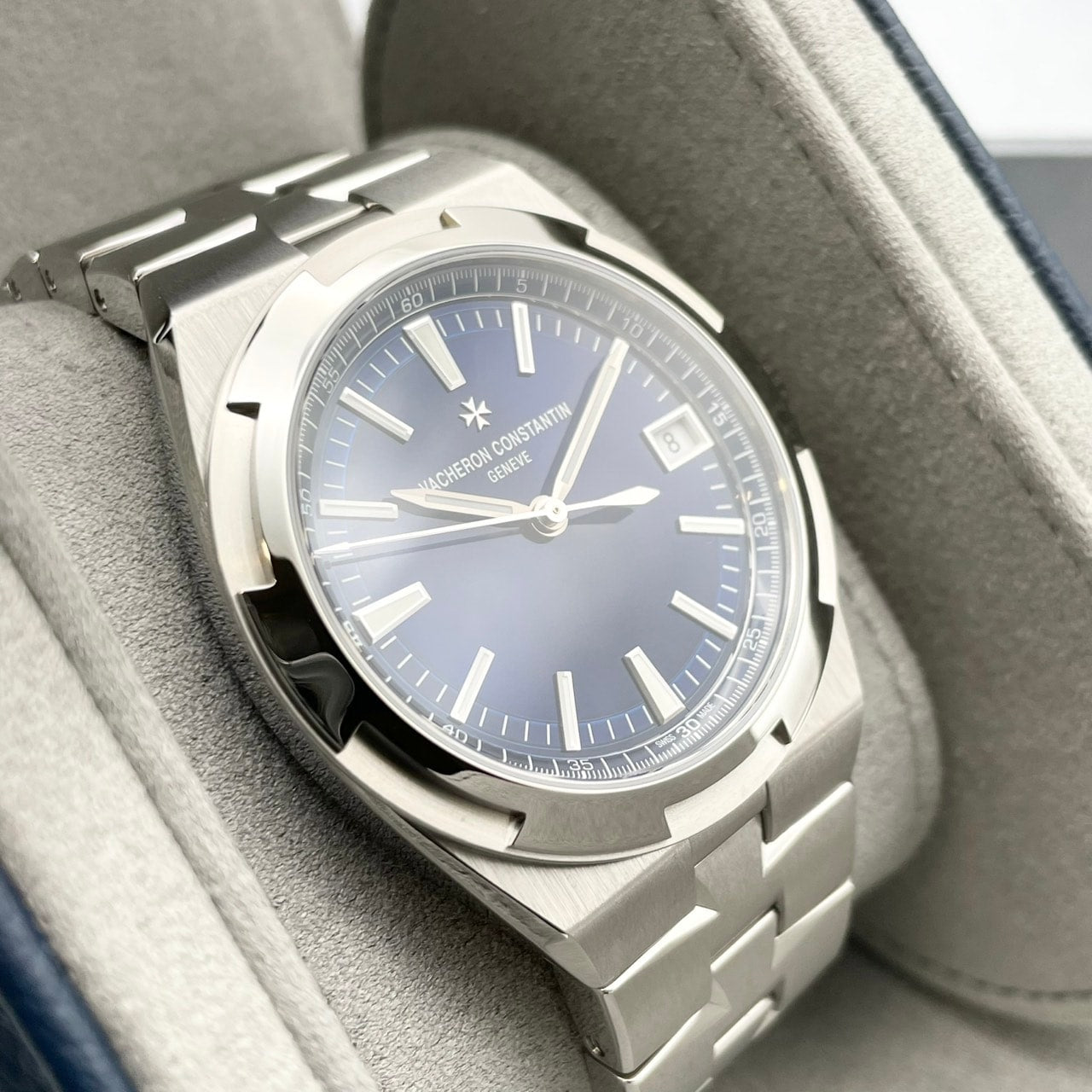 Pre-Owned Vacheron Constantin Overseas 4520V/210A-B128 Stainless Steel Blue 41mm