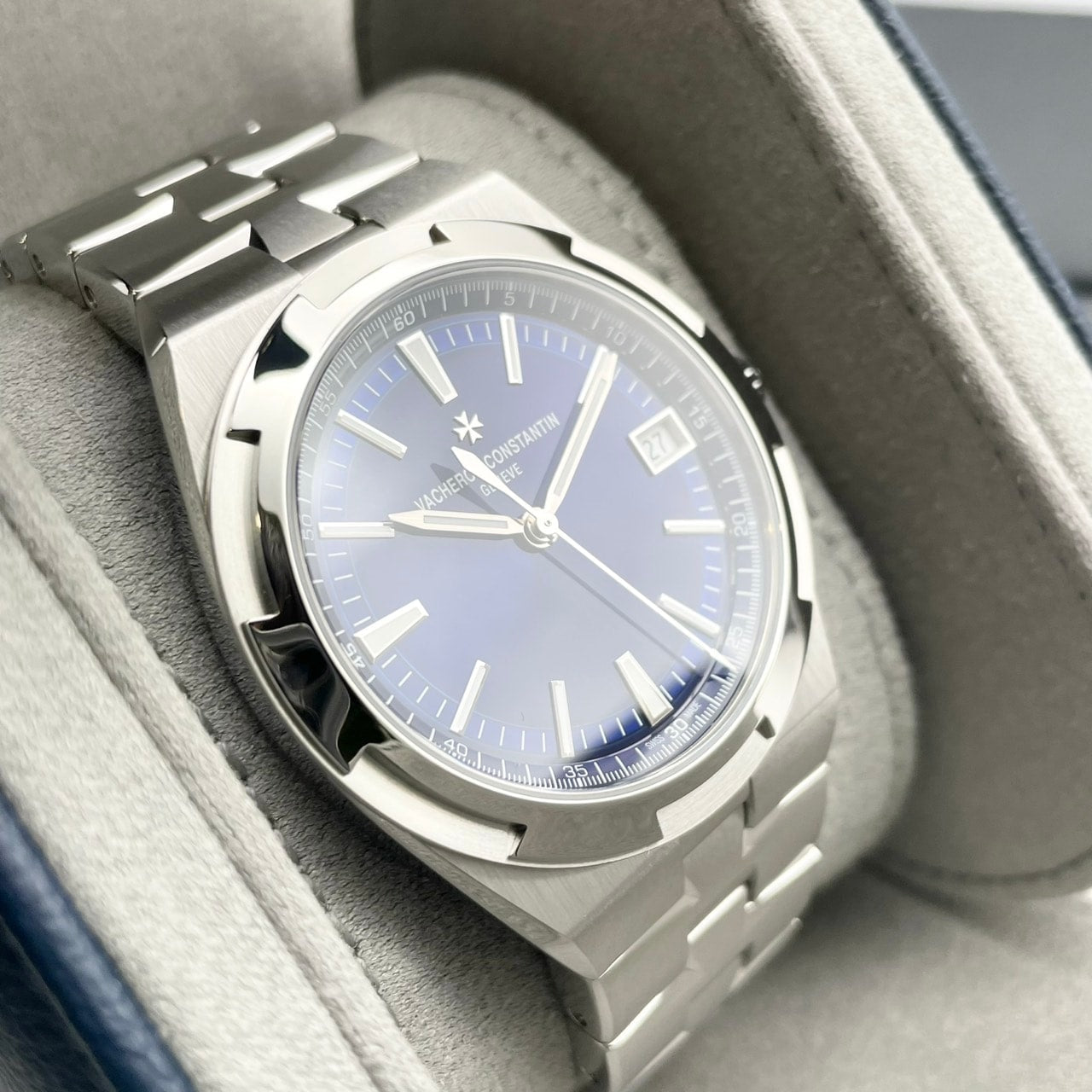 Pre-Owned Vacheron Constantin Overseas 4520V/210A-B128 Stainless Steel Blue 41mm