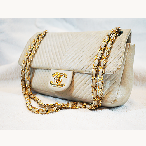 Pre-Owned Chanel Chevron V-stitched Chain Shoulder Bag A92087