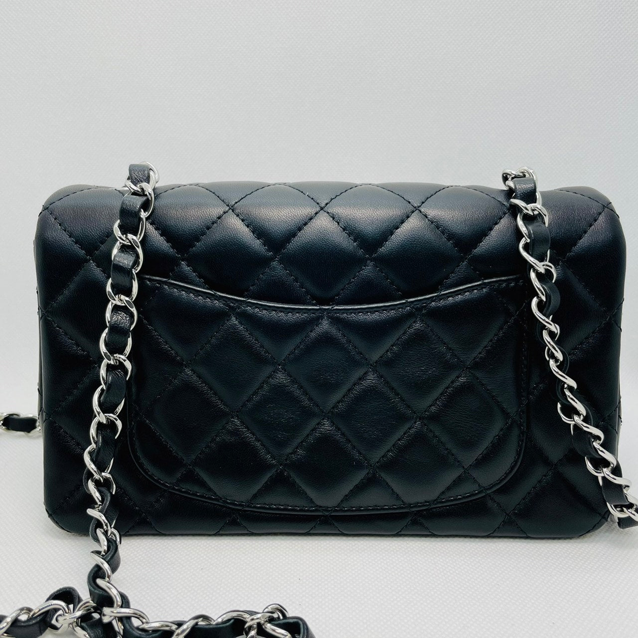 Pre-Owned Chanel Minimatelasse A69900 Black Lambskin Silver Hardware