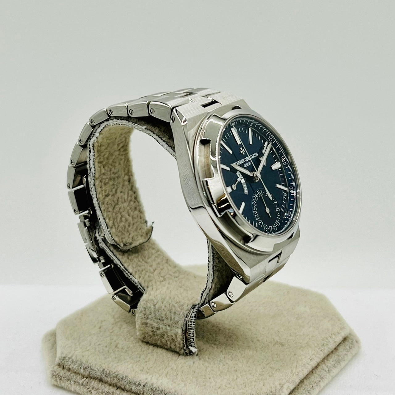 Pre-Owned Vacheron Constantin Overseas 7900V/110A-B334