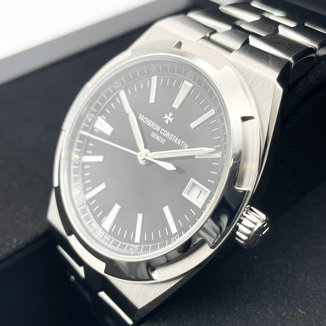 Pre-Owned Vacheron Constantin Overseas 4520V/210A-B483 Stainless Steel Black 41mm