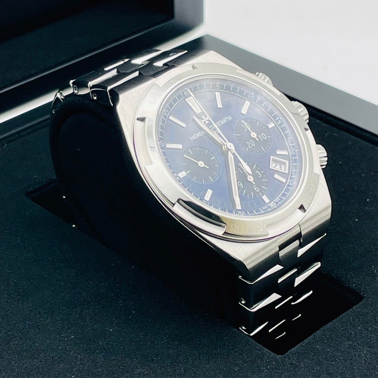 Vacheron Constantin은 크로노 그래프 5520V/210A-B148 42.5mm를 과시합니다