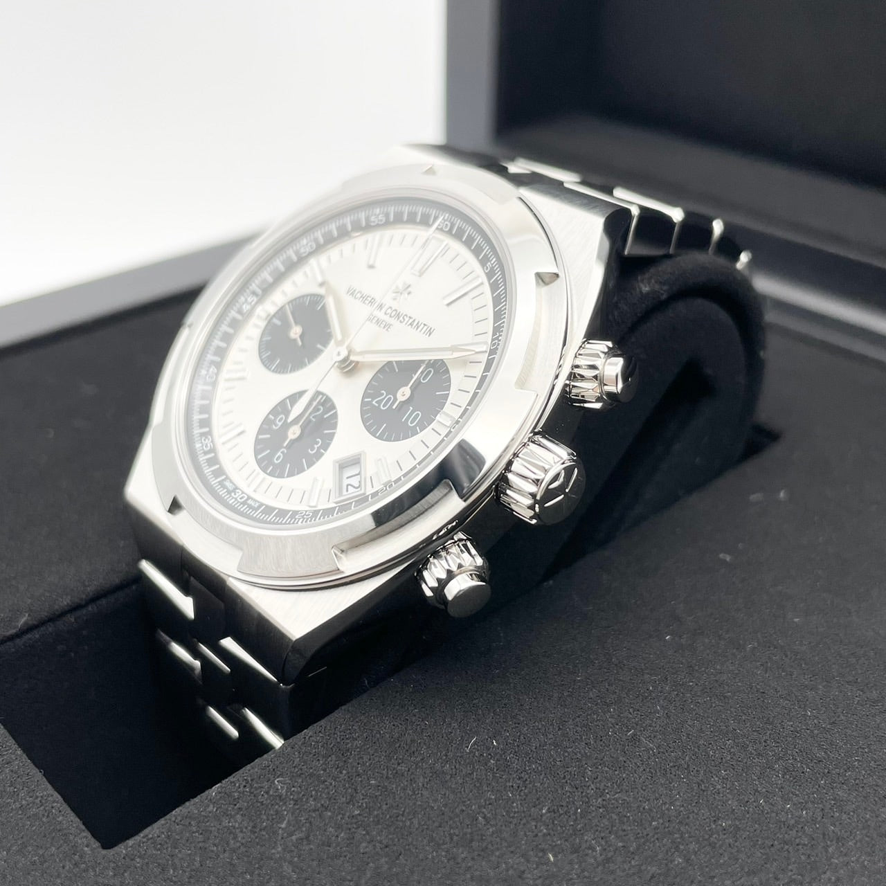 Pre-Owned Vacheron Constantin Oversy's Chronograph 5520V/210A-B686 Silver Tone Lacquer 42.5mm