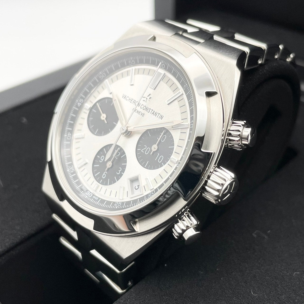 Pre-Owned Vacheron Constantin Overseas 5500V/110A-B686 Silver 42.5mm