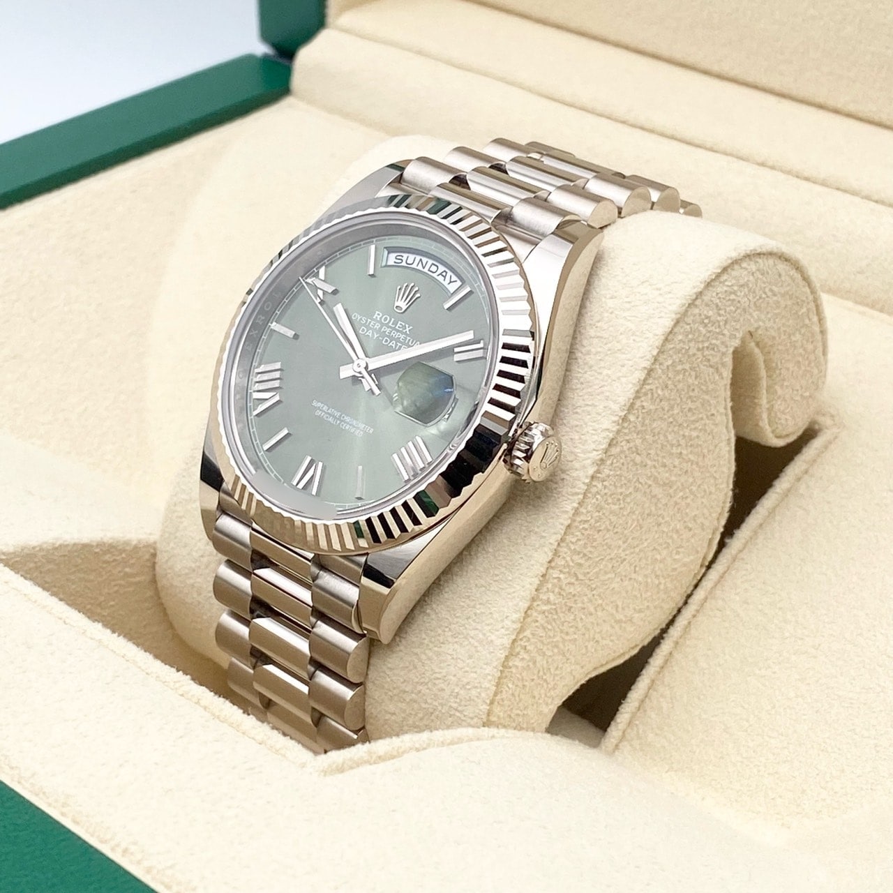 사전 소유 롤렉스 데이 날짜 228239 화이트 골드 올리브 그린 로마 40mm