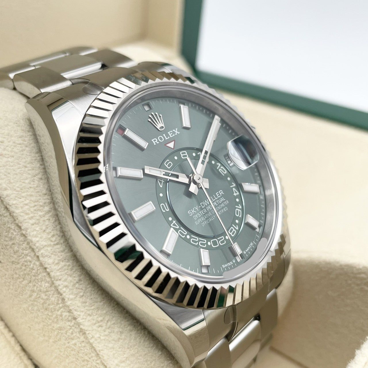 사전 소유의 롤렉스 스카이 거주자 336934 민트 녹색 굴 팔찌 42mm