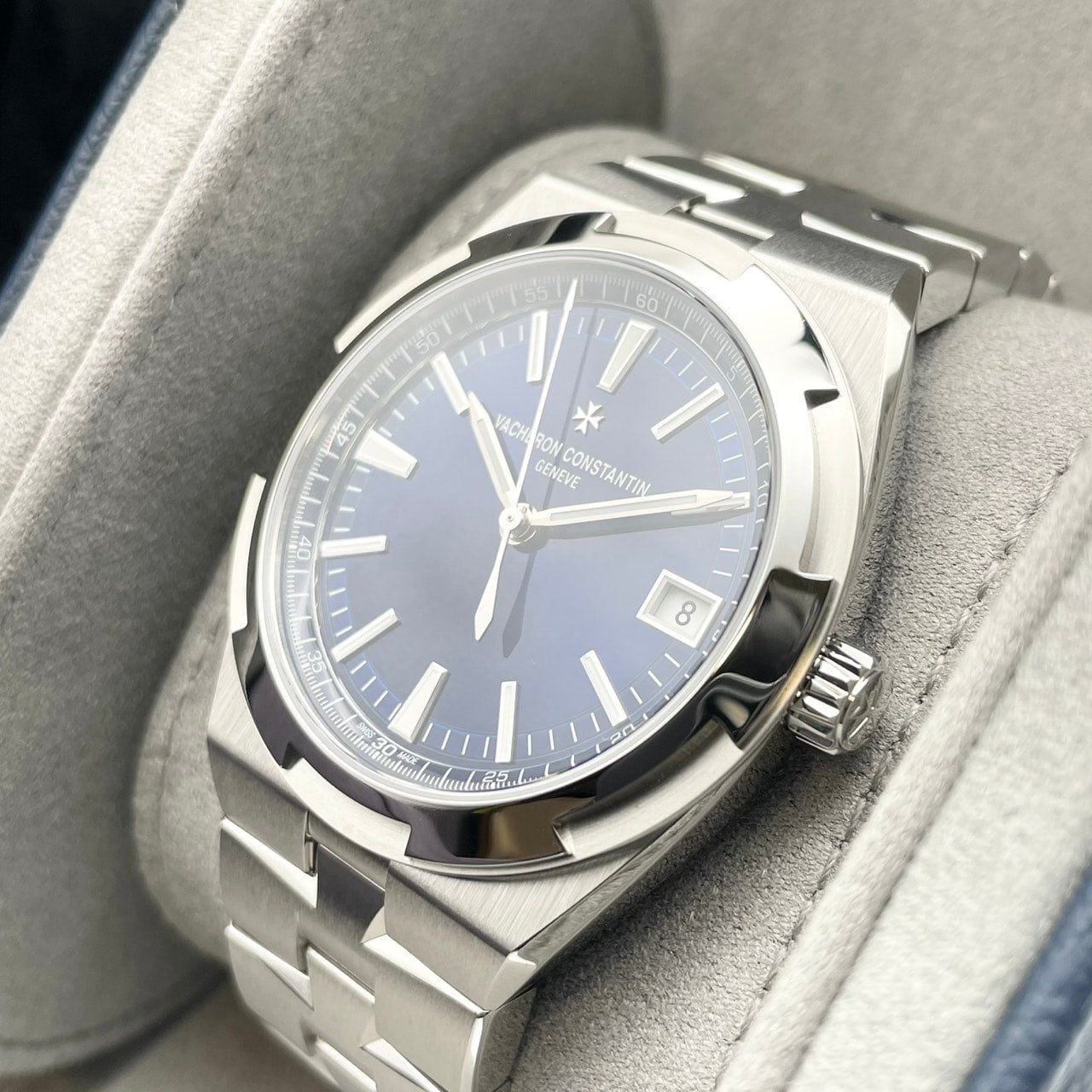 Pre-Owned Vacheron Constantin Overseas 4520V/210A-B128 Stainless Steel Blue 41mm