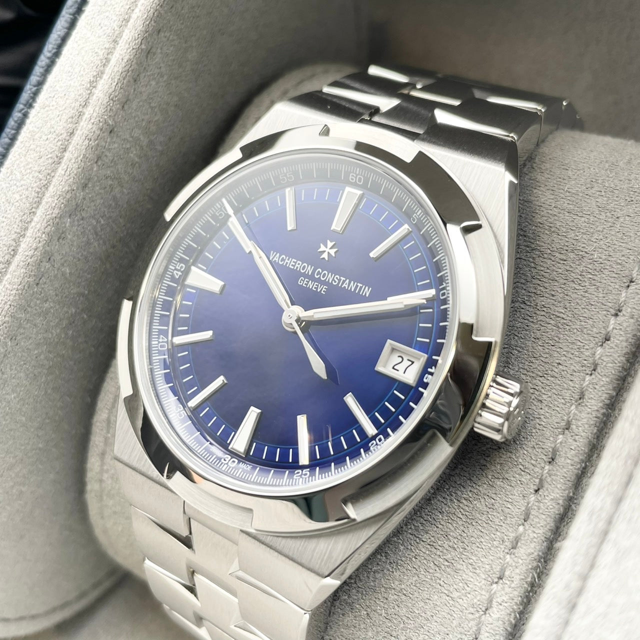 Pre-Owned Vacheron Constantin Overseas 4520V/210A-B128 Stainless Steel Blue 41mm