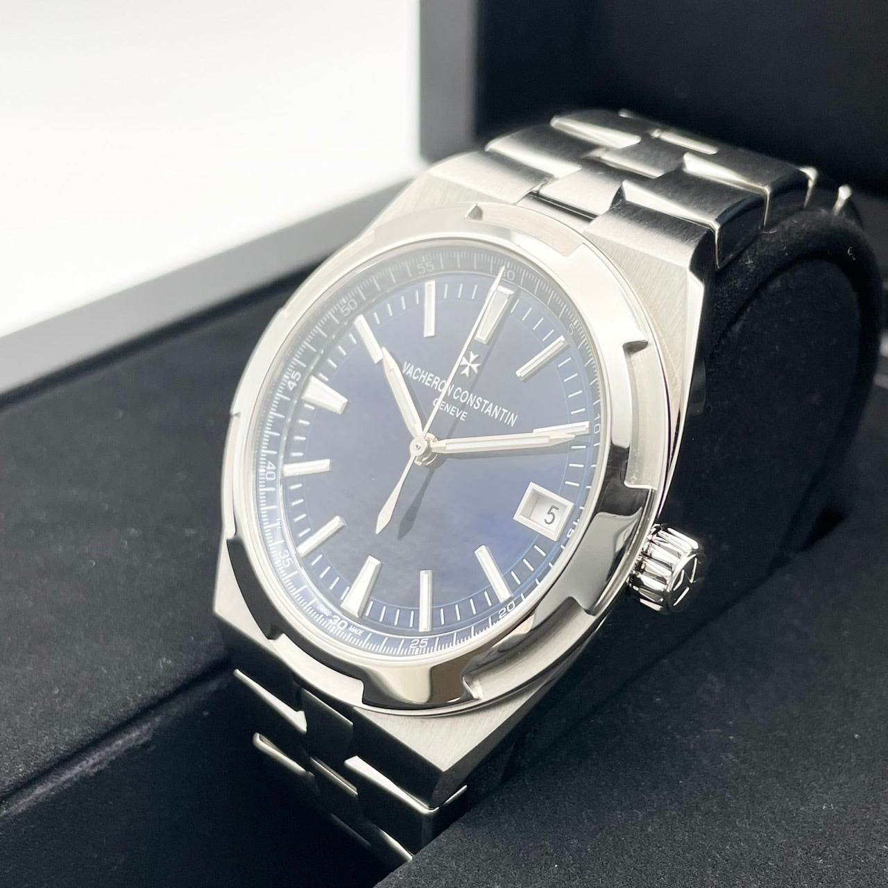 Pre-Owned Vacheron Constantin Overseas 4500V/110A-B128 Blue Stainless Steel 41mm