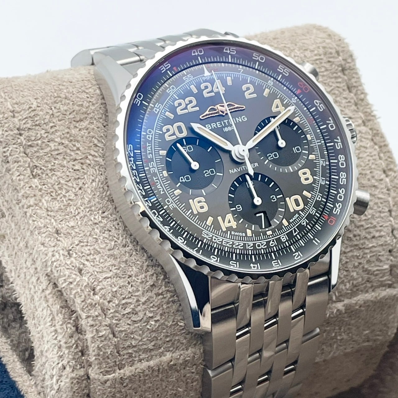 プレオウンド 【定価159万円!精度、耐久性、実用性のすべてを極めたクロノグラフ】ブライトリング ナビタイマー PB02302A1B1A1 グレー 41mm