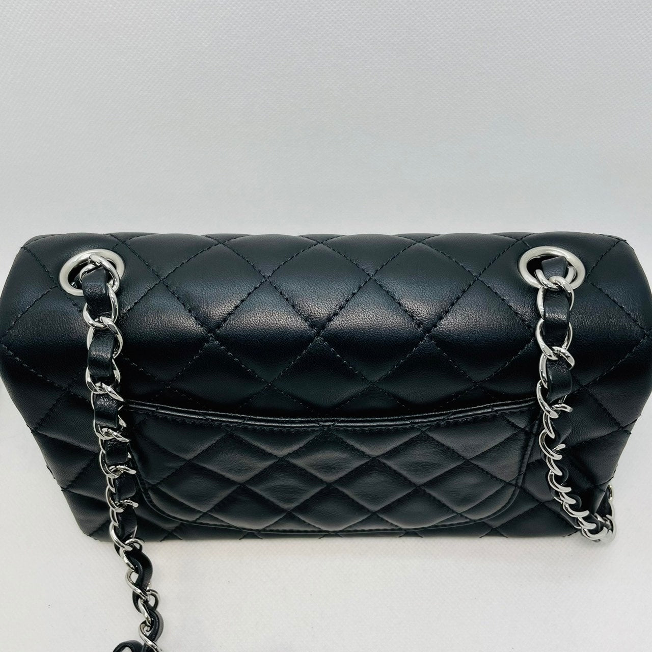 Pre-Owned Chanel Minimatelasse A69900 Black Lambskin Silver Hardware