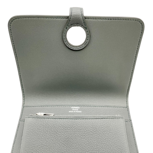 Hermes Dogon Compact Veil Amand Togo B가 새겨 져 있습니다