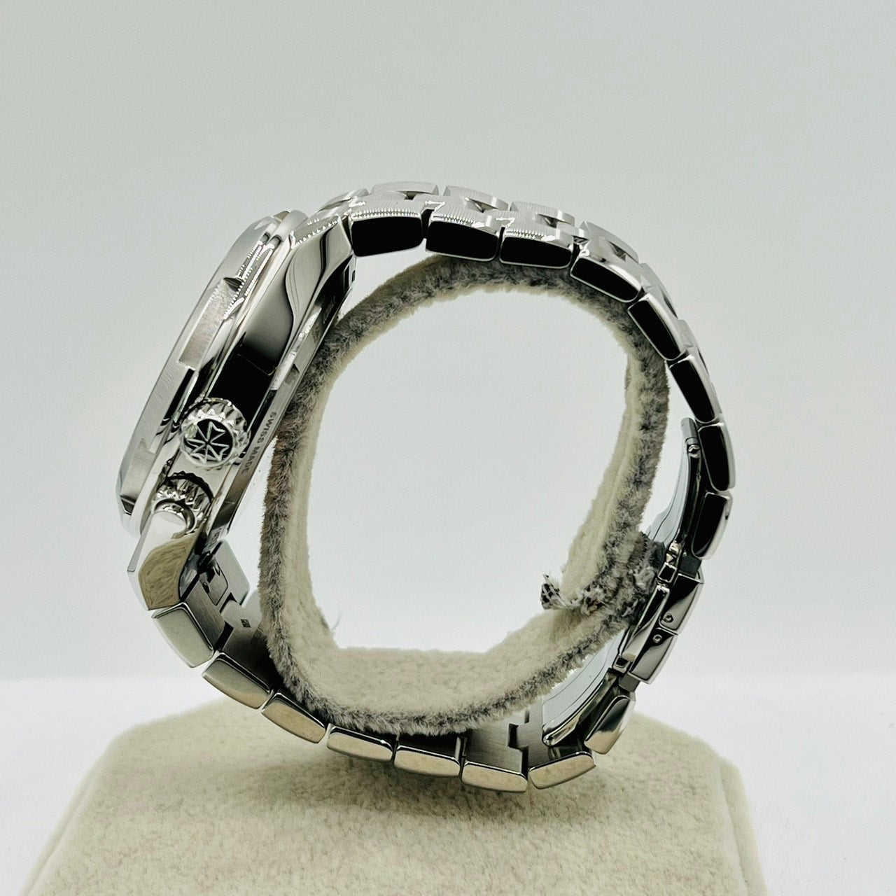 Pre-Owned Vacheron Constantin Overseas 7900V/110A-B334