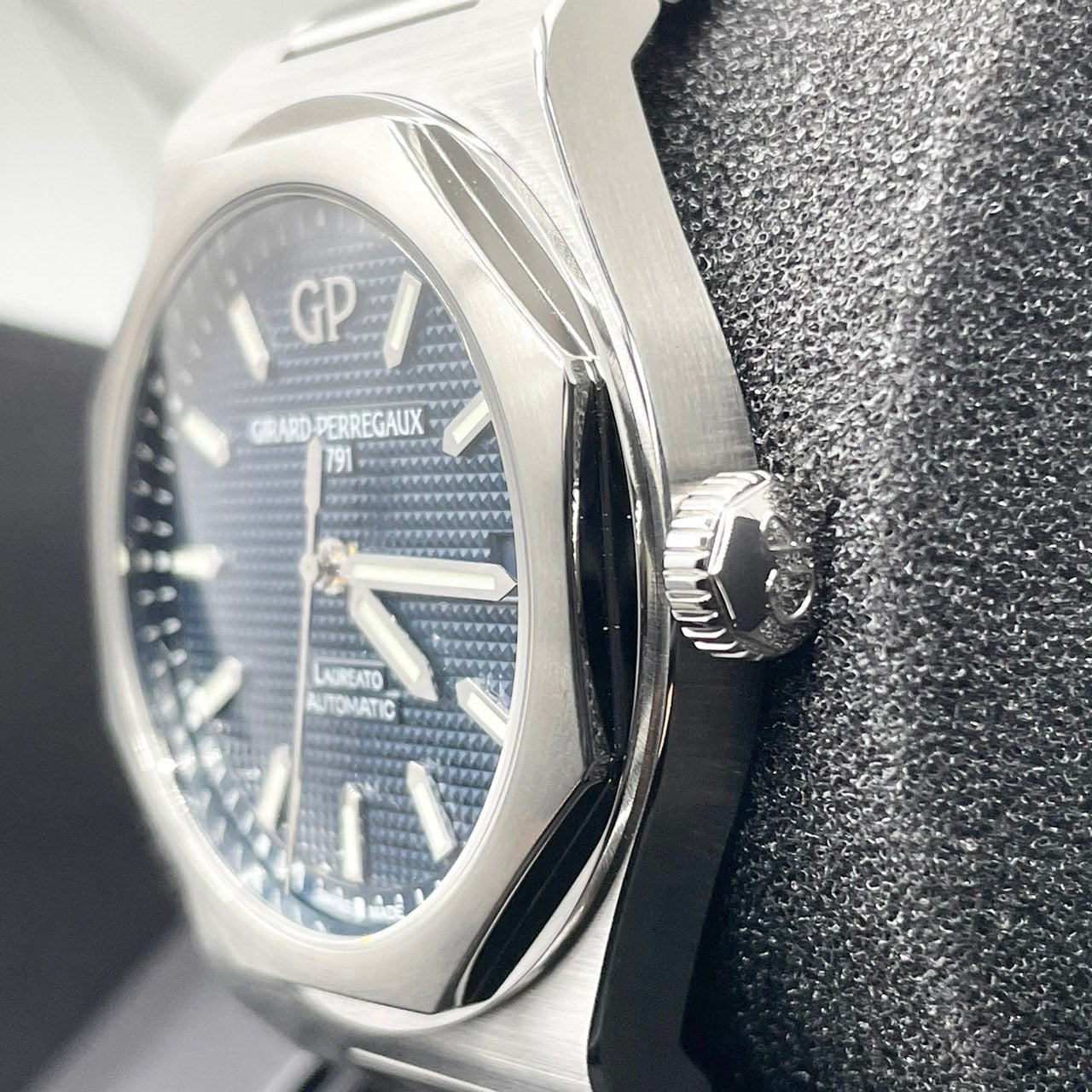 二手Girard Perregaux Lorraart 81010-11-431-11A蓝色42mm