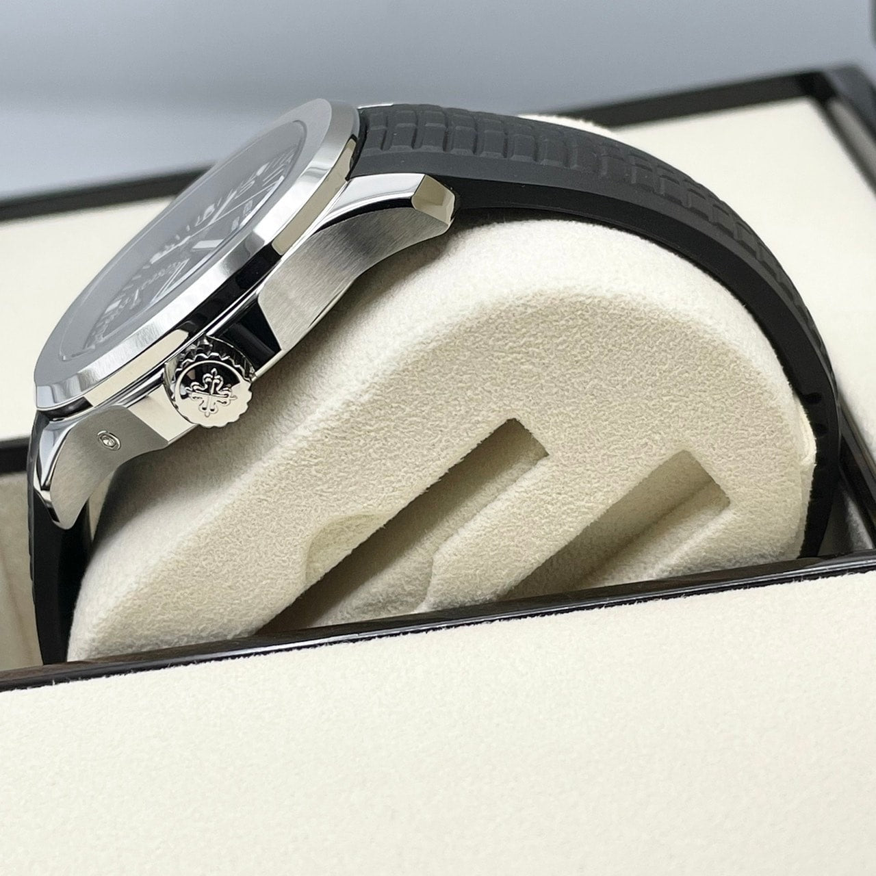 Pre-Owned Patek Philippe Aquanaut 5164A-001 Black Embossed 41mm