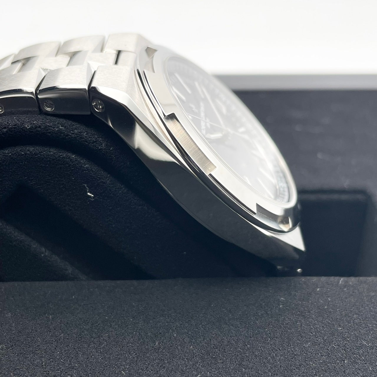 Pre-Owned Vacheron Constantin Overseas 4520V/210A-B483 Stainless Steel Black 41mm