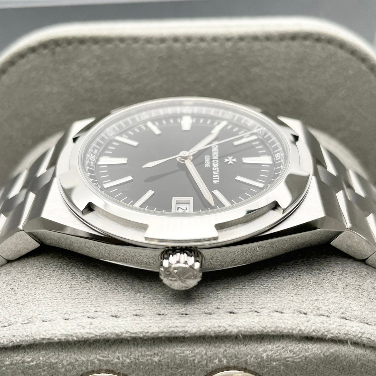 Pre-Owned Vacheron Constantin Overseas 4520V/210A-B483 Stainless Steel Black 41mm