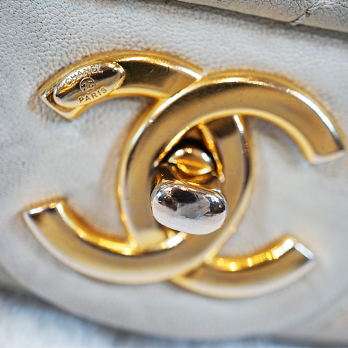 Pre-Owned Chanel Chevron V-stitched Chain Shoulder Bag A92087