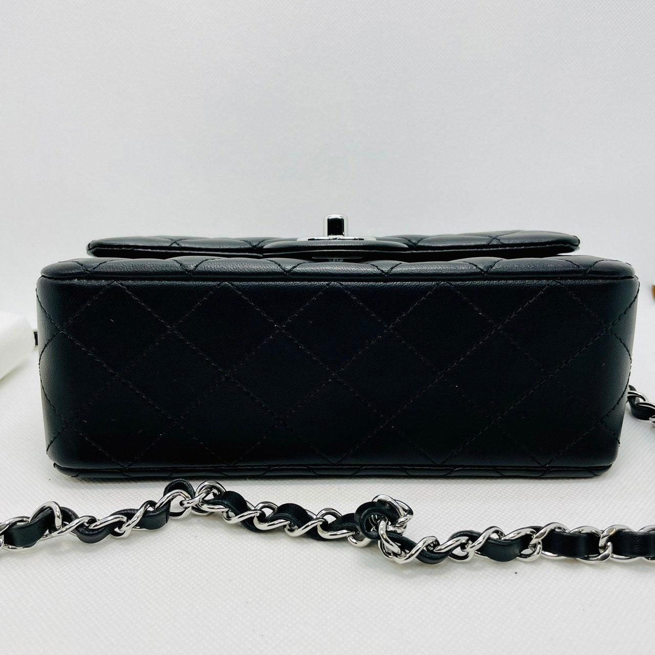 Pre-Owned Chanel Minimatelasse A69900 Black Lambskin Silver Hardware