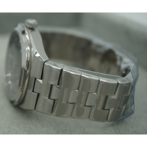 Pre-Owned Vacheron Constantin Overseas Automatic 4500V/110A-B483