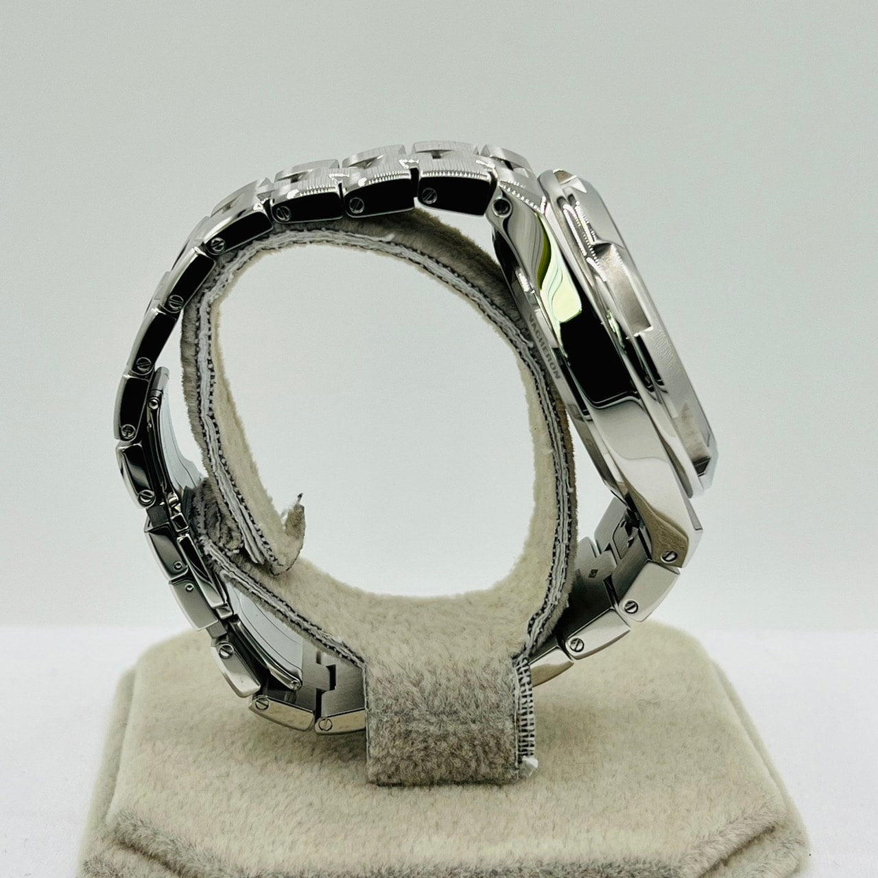 Pre-Owned Vacheron Constantin Overseas 7900V/110A-B334