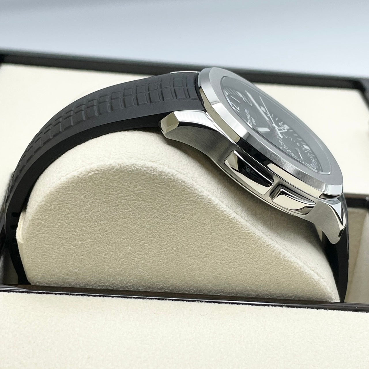 Pre-Owned Patek Philippe Aquanaut 5164A-001 Black Embossed 41mm