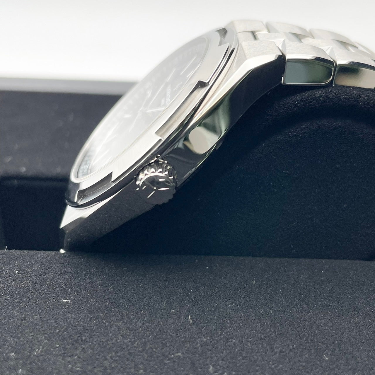 Pre-Owned Vacheron Constantin Overseas 4520V/210A-B483 Stainless Steel Black 41mm