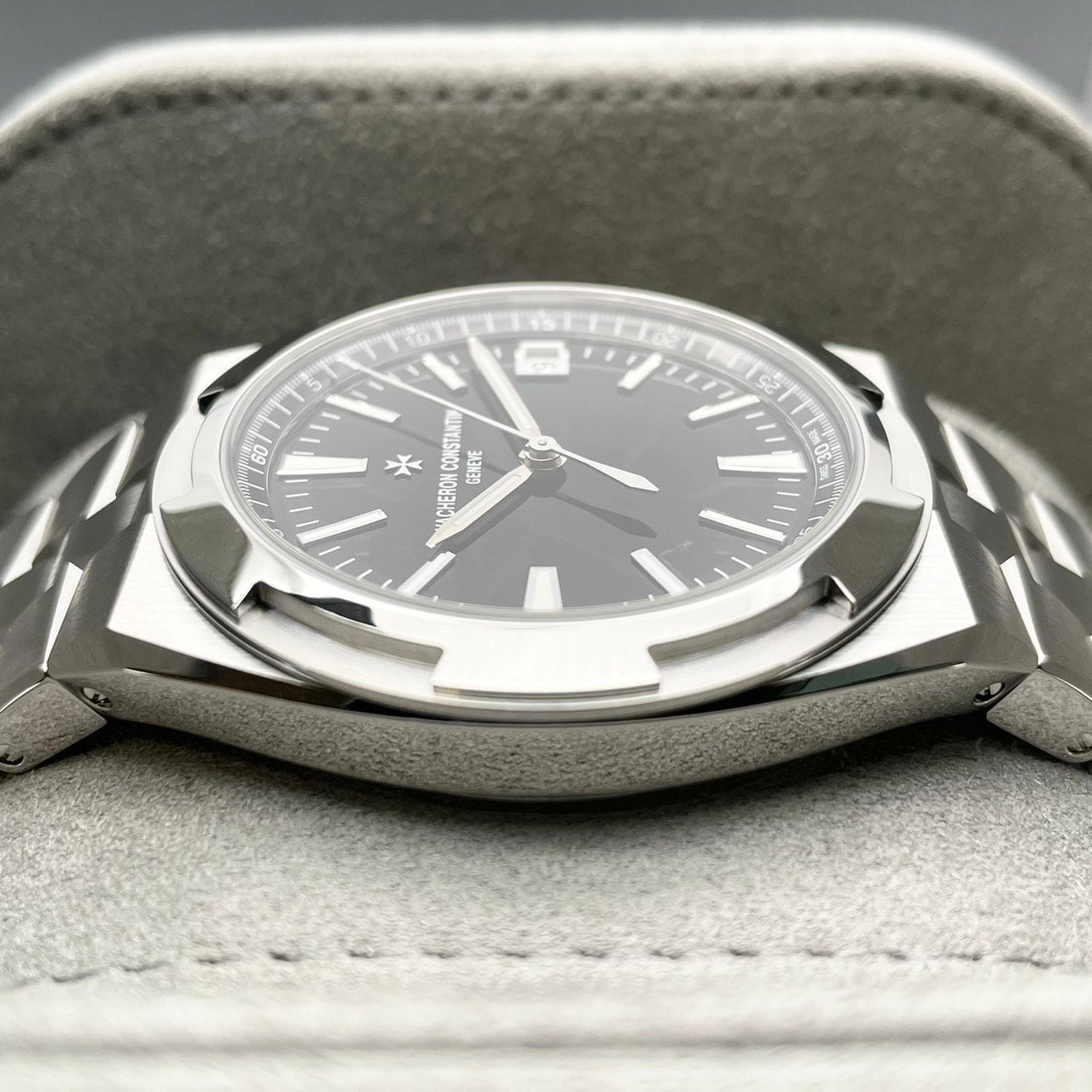 Pre-Owned Vacheron Constantin Overseas 4520V/210A-B483 Stainless Steel Black 41mm