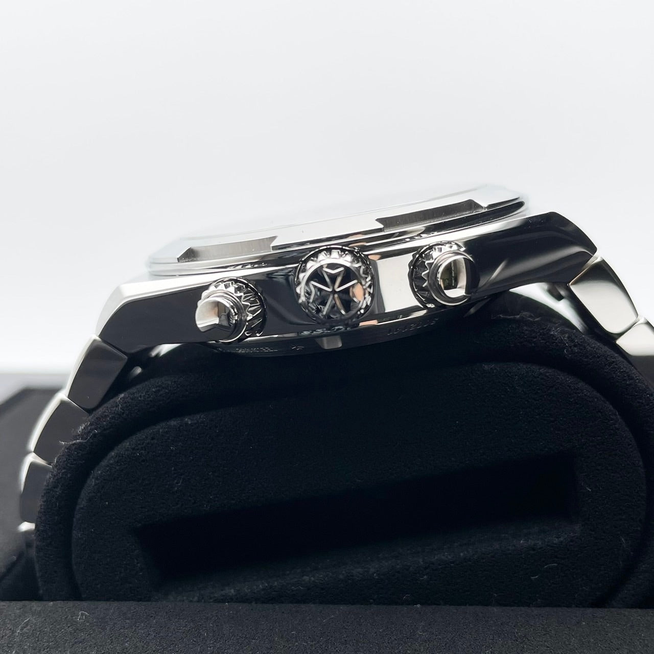 Pre-Owned Vacheron Constantin Oversy's Chronograph 5520V/210A-B686 Silver Tone Lacquer 42.5mm