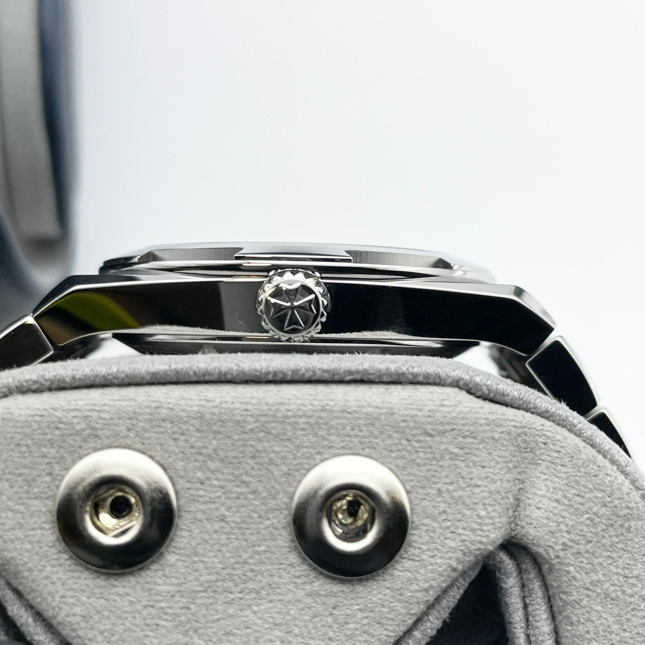 Pre-Owned Vacheron Constantin Overseas 4520V/210A-B128 Stainless Steel Blue 41mm