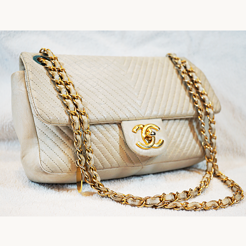 Pre-Owned Chanel Chevron V-stitched Chain Shoulder Bag A92087